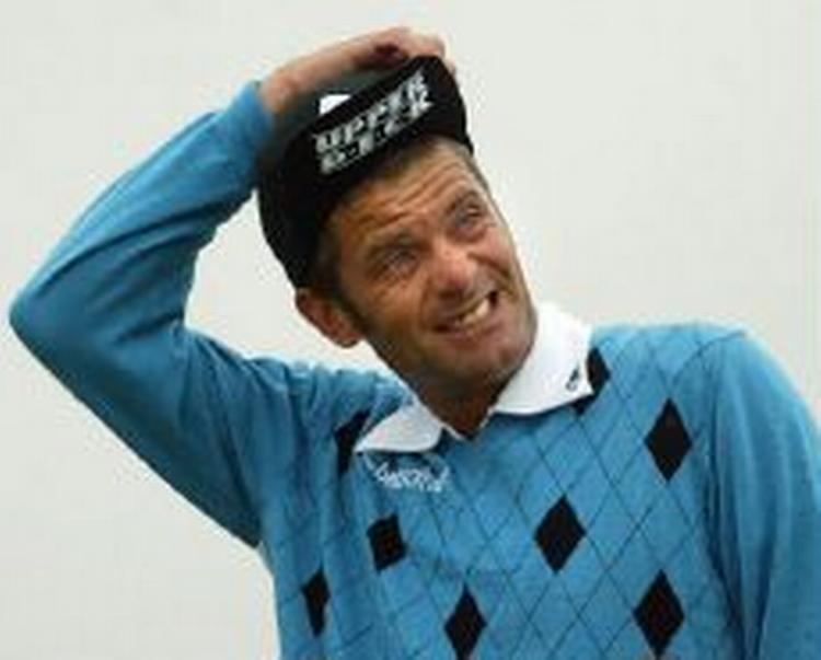 Jesper Parnevik befinder sig i feltet af outsidere. Her har han problemer på 3. hul torsdag formiddag. - Foto: AP 