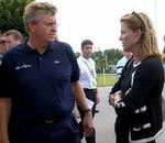 Colin Montgomerie i samtale med sin hustru Eimar efter at han har trukket sig fra British Open. Foto: AP 