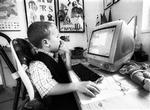 Dreng ved iMac. Arkivfoto: Vario-press. 