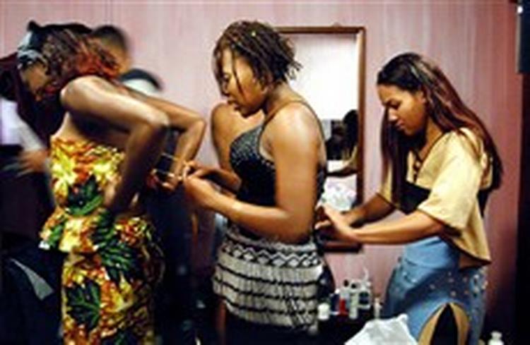 Deltagernes liv følges af30 mio. afrikanere. - Foto: AP. 