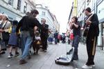 Butikkerne skulle fjerne skiltene, mens kommunen skal fjerne musikanterne. Men begge dele er stadig at finde på Strøget. - Arkivfoto: Jesper Stormly. 
