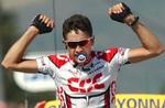 Sejrherren Carlos Sastre fejrede af endnu ukendte grunde sejren med en sut i munden. - Foto: AP 