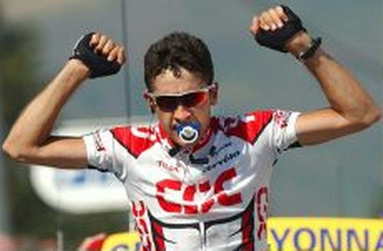 Sejrherren Carlos Sastre fejrede af endnu ukendte grunde sejren med en sut i munden. - Foto: AP 