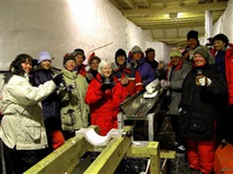Champagne on the rocks. Med en boring på 3.084,99 meter er en hidtidig amerikansk dybderekord slået. Bunden af indlandsisen, der er 120.000 år gammel, er nået. Ganske overraskende er der grundvand under isen.   Foto fra hjemmesiden 