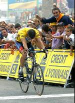 Lance Armstrong over målstregen. Foto: AP 