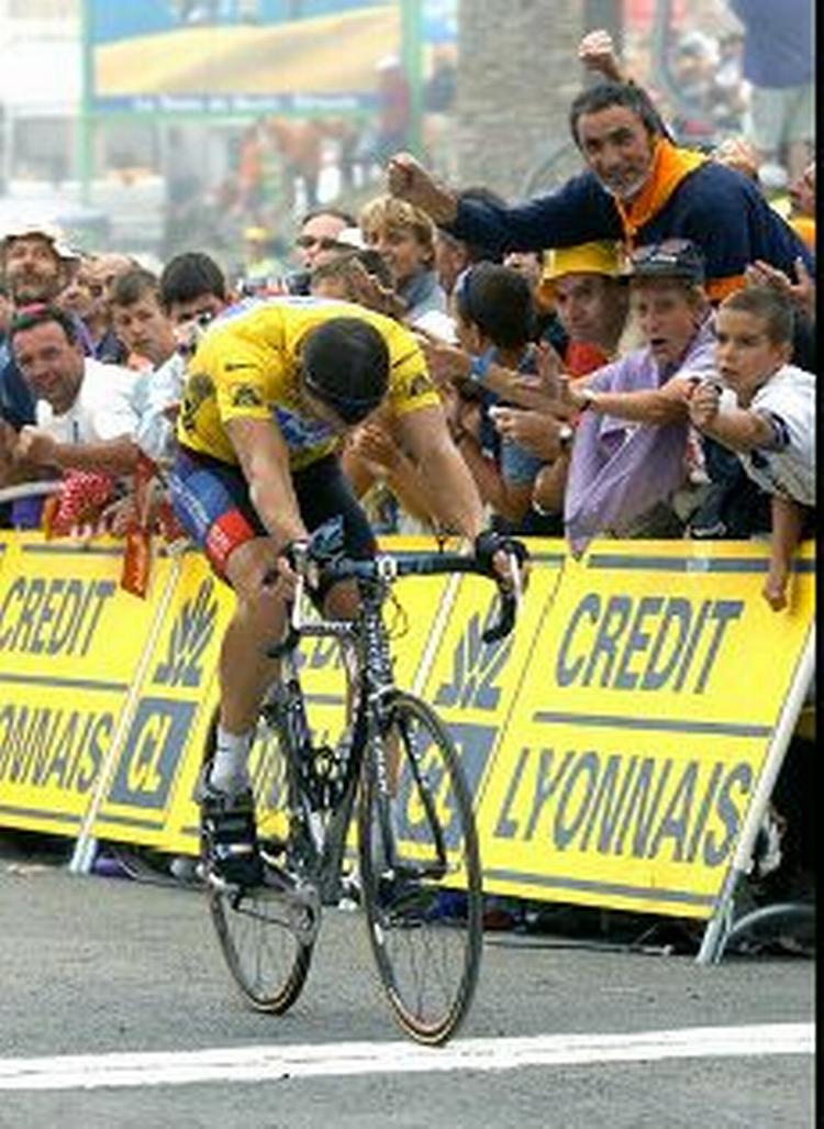 Lance Armstrong over målstregen. Foto: AP 