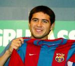 En glad Riquelme sidste sommer efter skiftet til Barcelona. Nu er han overflødig efter en skuffende sæson. - Foto: AP 