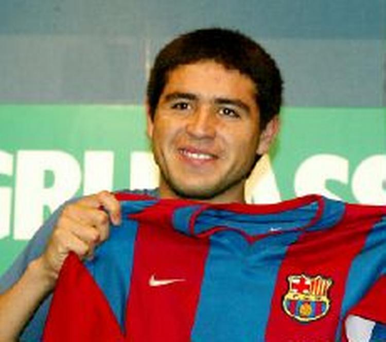 En glad Riquelme sidste sommer efter skiftet til Barcelona. Nu er han overflødig efter en skuffende sæson. - Foto: AP 