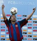 Ronaldinho giver sine nye fans lidt boldlir. - Foto: AP 