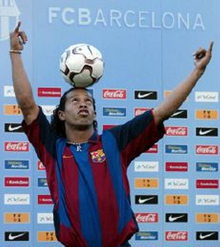 Ronaldinho giver sine nye fans lidt boldlir. - Foto: AP 