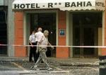 Politifolk er i gang med at undersøge hotellet Residencia Bahia i feriebyen Alicante efter eksplosionen. - Foto: AP 