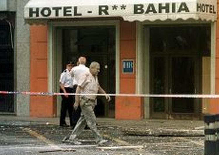 Politifolk er i gang med at undersøge hotellet Residencia Bahia i feriebyen Alicante efter eksplosionen. - Foto: AP 