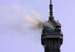 En tynd røgfane fra det verdensberømte Eiffeltårn i Paris tidligt tirsdag aften. - Foto: AP 