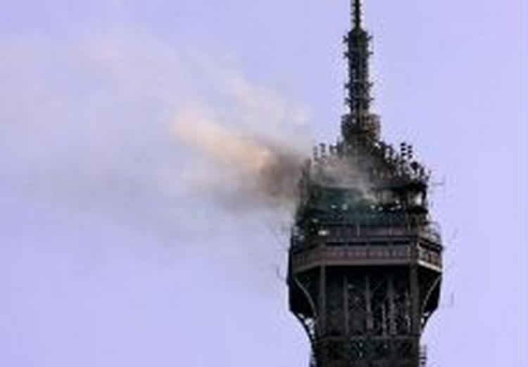 En tynd røgfane fra det verdensberømte Eiffeltårn i Paris tidligt tirsdag aften. - Foto: AP 