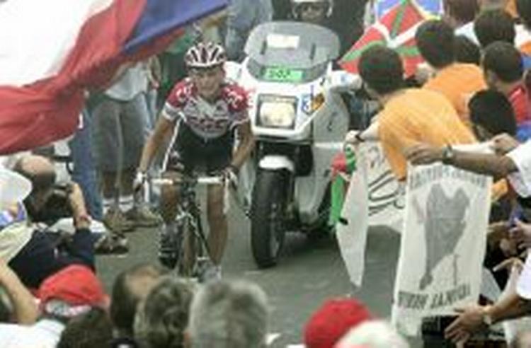 Tyler Hamilton kørte omkring 100 kilometer alene på 16. etape. - Foto: AP 