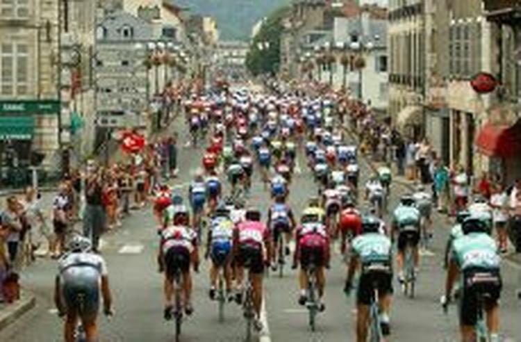 Det bliver formentlig et samlet felt, der kører ind i Bordeaux torsdag eftermiddag. - Foto: AP 