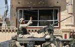 Amerikanske soldater på vagt foran stedet, hvor Saddam Husseins sønner blev dræbt. - Foto: AP 
