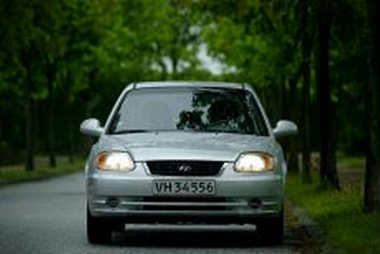 Hyundai Accent er blevet ændret hyppigt i udseende i de seneste år. Den har dog holdt fast i de let buede former, og det er en bil, der byder på pæn rummelighed. - Foto: Peter Hove Olesen 