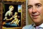 Skattekrig. Direktøren for National Gallery, Charles Saumarez Smith, foran det omstridte maleri af Rafael, der måske, måske ikke, ender i USA.   Foto: AP 