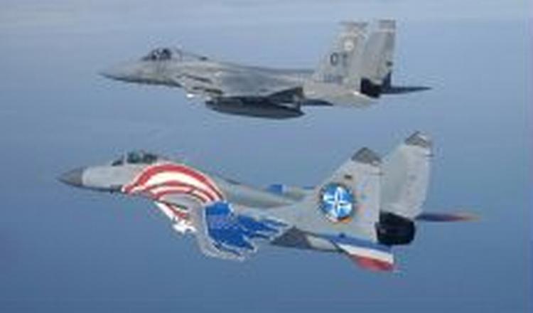 Det er blandt andet fly af typen F-15 som amerikanerne vil have væk fra Keflavikbasen. - Foto: AP 
