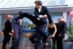 Cody Banks (Frank Muniz, der er kendt fra tv-serien 'Malcolm i midten') får lov til at udleve alle drenges drøm om at være hårdtslående, hemmelig agent. - PR-foto: Filmcompagniet/Fox. 