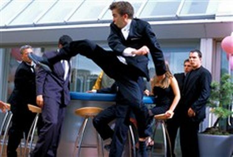 Cody Banks (Frank Muniz, der er kendt fra tv-serien 'Malcolm i midten') får lov til at udleve alle drenges drøm om at være hårdtslående, hemmelig agent. - PR-foto: Filmcompagniet/Fox. 