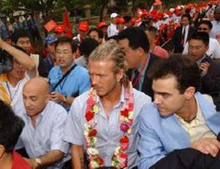 Beckham omgivet af fans i Kunming. - Foto: AP 