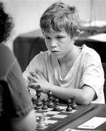 <b>SKAKGENI</b>. Forud for Politiken Cup stillede Magnus Carlsen op til simultanskak i Skovlunde. Han vandt 14-2. I Nørrebrohallen opnåede han en score på 8 ud af 11.   Foto: Jens Dresling 