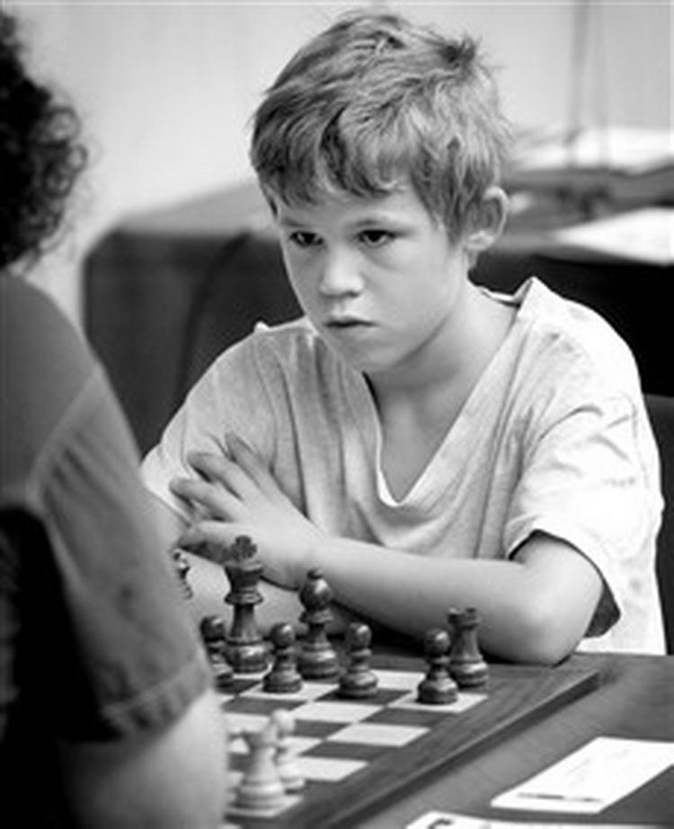 <b>SKAKGENI</b>. Forud for Politiken Cup stillede Magnus Carlsen op til simultanskak i Skovlunde. Han vandt 14-2. I Nørrebrohallen opnåede han en score på 8 ud af 11.   Foto: Jens Dresling 