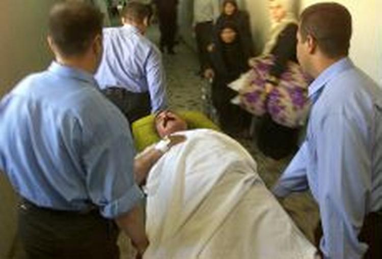 En såret bringes til hospitalet i Bagdad. Foto: AP 