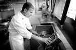 Kokken Sven Schumann på hotel SAS Scandinavia i København lægger det vakuumpakkede kød i sous-vide-maskinen. Foto:Jens Dresling. 