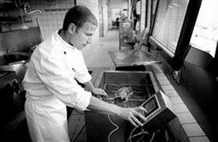 Kokken Sven Schumann på hotel SAS Scandinavia i København lægger det vakuumpakkede kød i sous-vide-maskinen. Foto:Jens Dresling. 