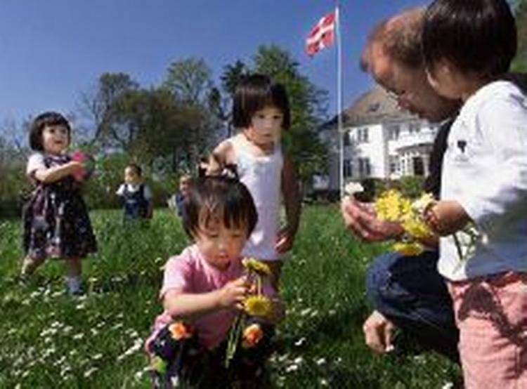Et træf mellem familier med adopterede børn. - Arkivfoto: Thomas Borberg. 