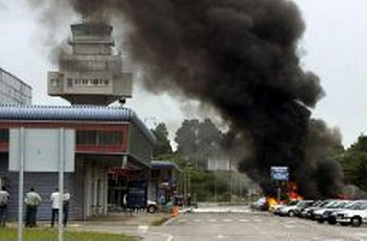 Fire eller fem biler blev ødelagt, men ingen mennesker kom til skade. - Foto: AP 