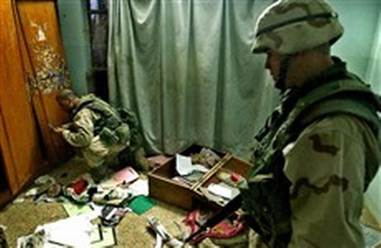 Amerikanske soldater gennemsøger et hjem i Bagdad. - Foto: AP 