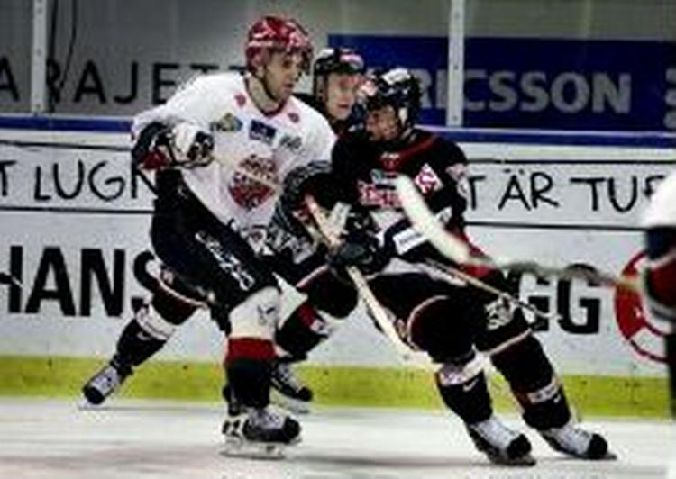 Malmö Redhawks vil gerne spille i Parken med sine tre danske spillere Frans Nielsen (sort dragt), Kim Staal og Lasse Degn. - Foto: Thomas Wilmann 