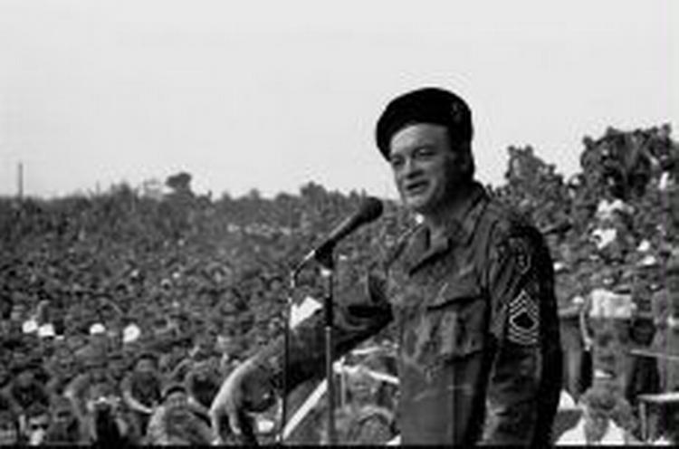 Bob Hope underholdt generation efter generation af amerikanske soldater. - Arkivfoto: AP 