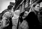Piger med tørklæde ved et stoppested på Nørrebro. Står det til DF, skal de tage tørklæderne af i skolen. - Arkivfoto: Jakob Carlsen. 
