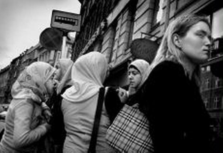 Piger med tørklæde ved et stoppested på Nørrebro. Står det til DF, skal de tage tørklæderne af i skolen. - Arkivfoto: Jakob Carlsen. 