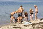 Vejret bliver til strandture, men på kalenderen står der skolestart. - Arkivfoto: Lars Hansen. 