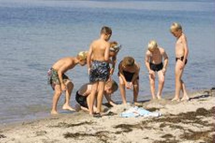 Vejret bliver til strandture, men på kalenderen står der skolestart. - Arkivfoto: Lars Hansen. 