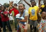 Glade indbyggere i Monrovia bød fredsstyrkens fortrop velkommen. - Foto: AP 