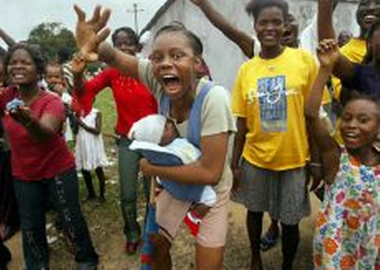 Glade indbyggere i Monrovia bød fredsstyrkens fortrop velkommen. - Foto: AP 