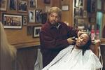 Rapperen Ice Cube (tv.) gør en rigtig god figur som frisøren Calvin, og det er ikke mindst hans fortjeneste, at 'Barbershop' er så vellykket en film. - PR-foto: Filmcompagniet/Fox 