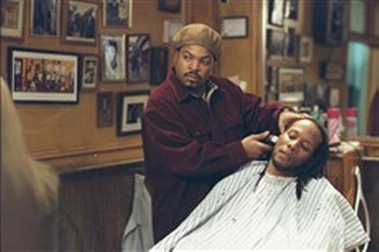 Rapperen Ice Cube (tv.) gør en rigtig god figur som frisøren Calvin, og det er ikke mindst hans fortjeneste, at 'Barbershop' er så vellykket en film. - PR-foto: Filmcompagniet/Fox 