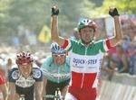 Bettini presser sig foran bla. Jan Ullrich og vinder World Cup-løbet i Hamburg. - Foto: AP 