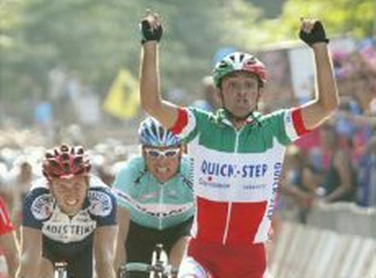 Bettini presser sig foran bla. Jan Ullrich og vinder World Cup-løbet i Hamburg. - Foto: AP 