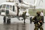 De første nigerianske soldater ankom mandag middag i en FN-helikopter. - Foto: AP 