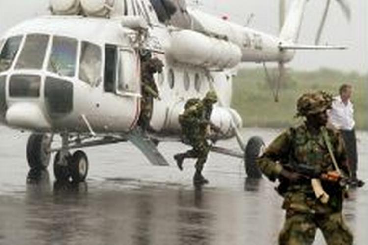 De første nigerianske soldater ankom mandag middag i en FN-helikopter. - Foto: AP 