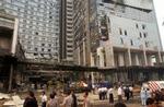 Alle vinduer splintredes på Marriott-hotellet helt op til 30. etage, fortæller den danske ambassadør i Jakarta. - Foto: AP 